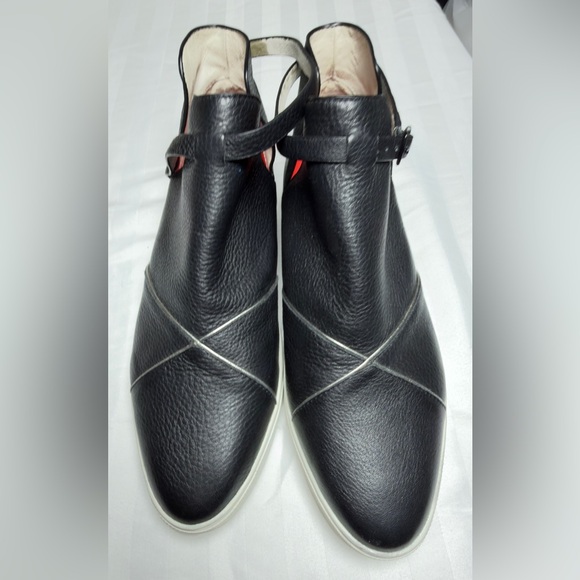 Elegant Black Leather Women's Boots - Picture 8 of 8